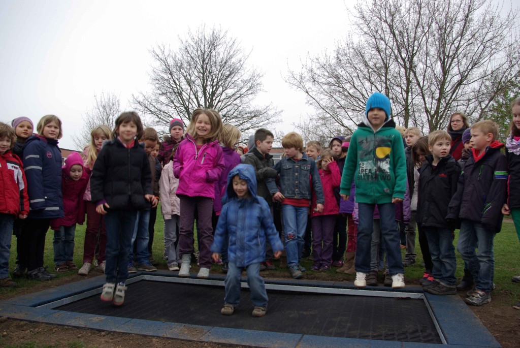 Förderverein finanziert neues Trampolin für die Grundschule Lühnde