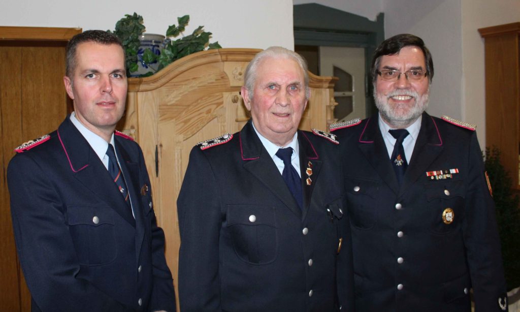 Willi Ahlwes wird auf der Jahreshauptversammlung für 65-jährige Mitgliedschaft in der Feuerwehr geehrt