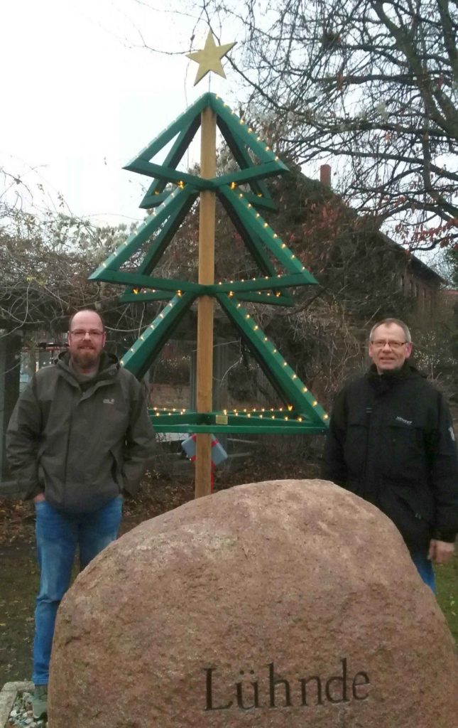 Zukunft Lühnde stellt hölzernen Weihnachtsbaum auf