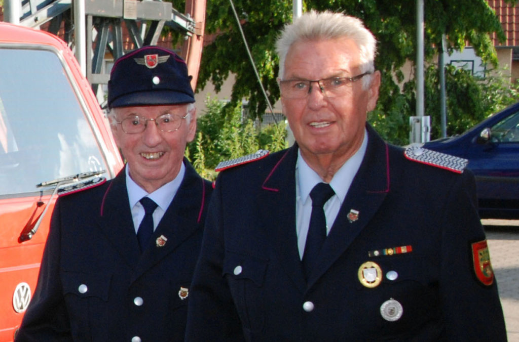 Hauptfeuerwehrmann Heinz Ziesenis erhält die Ehrung für 70-jährige Mitgliedschaft in der Feuerwehr