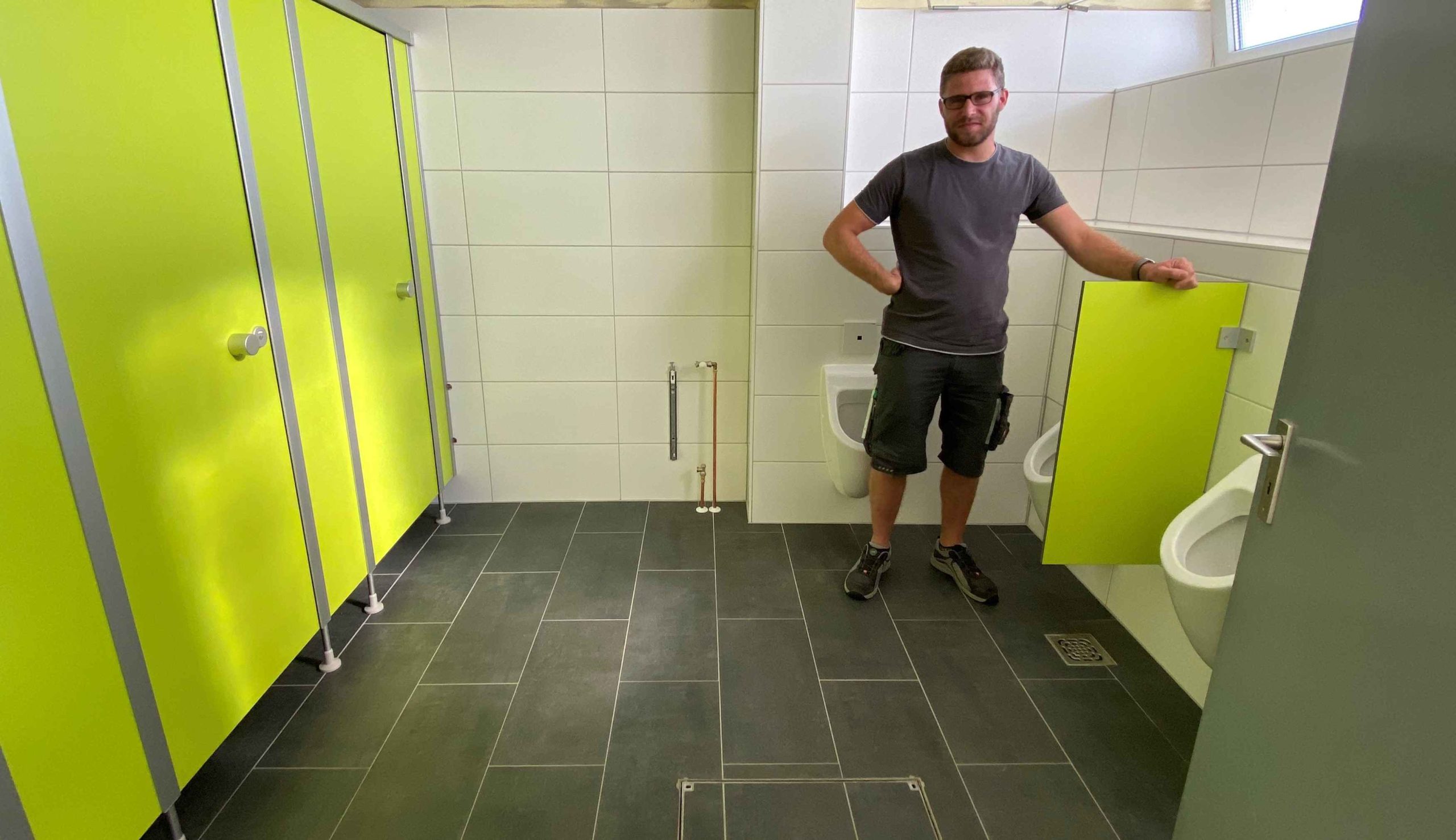 Limonengrün, Clementine und Manhattan – Die Toilettenanlagen in der Grundschule Lühnde erstrahlen in neuen Farben