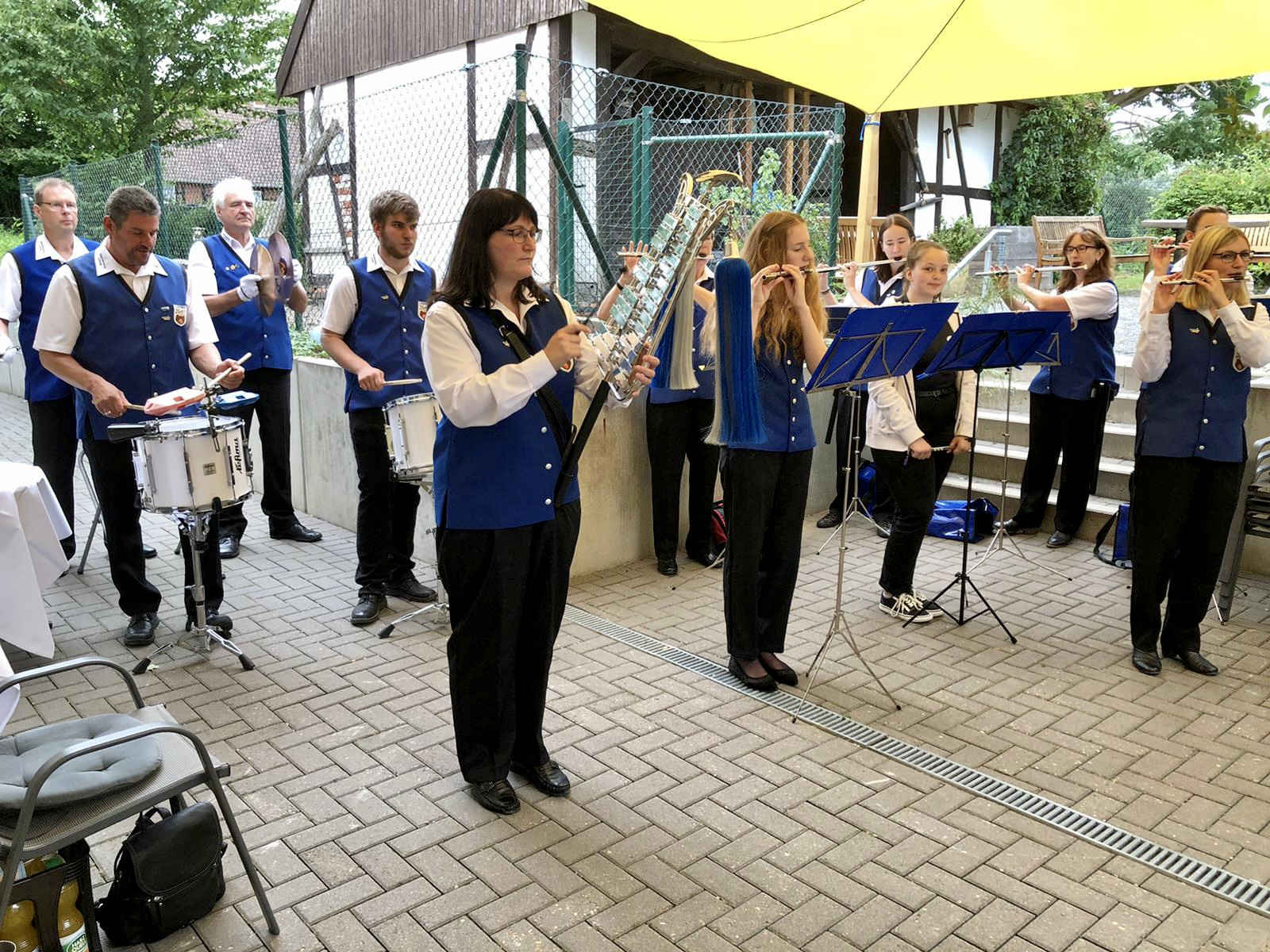 Spielmannszug Lühnde: Erster Auftritt seit vielen Monaten beim Sommerfest im Pflegeheim in Klein Lobke