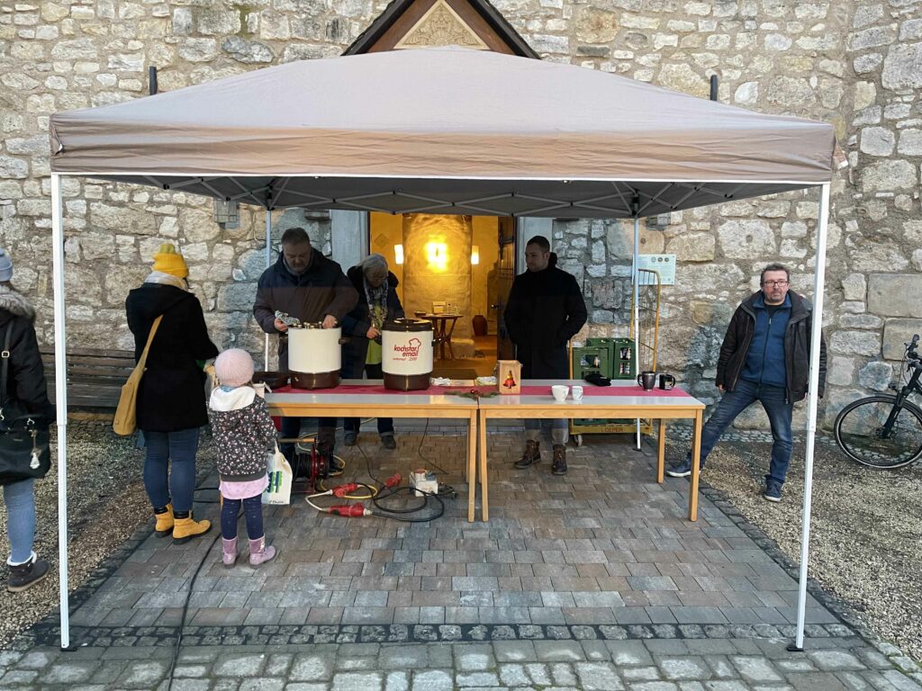 Erster Lühnder Adventsspaziergang bewegt den ganzen Ort und lässt Kinderaugen leuchten
