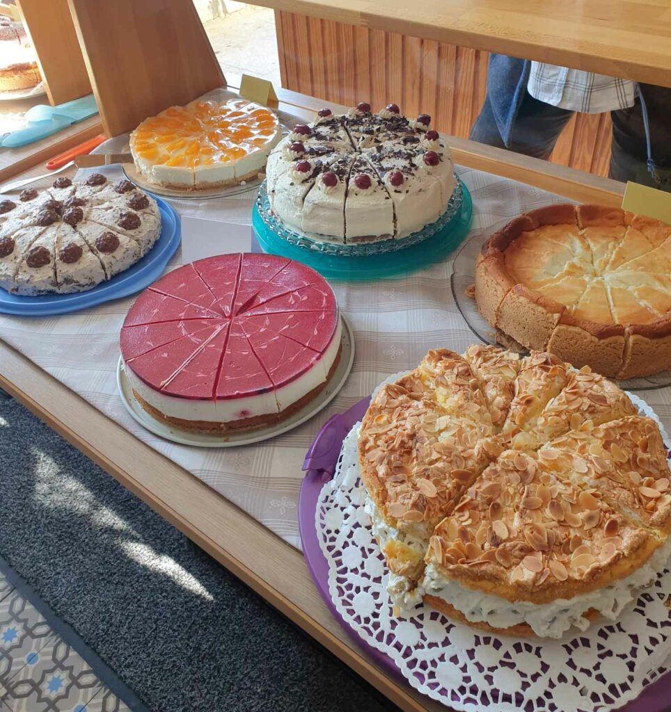 Lühnder Kuchenverkauf sammelt über 2000€ für ukrainische Flüchtlingshilfe