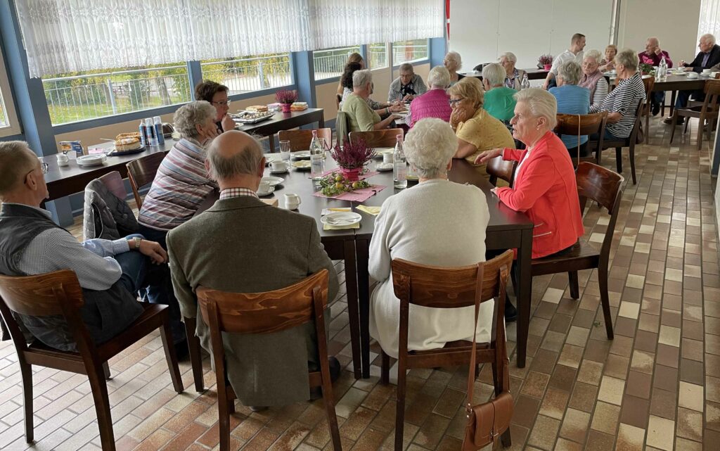 Huhn und Kuchen in der Birke – der Ortsrat lud Lühnder Seniorinnen und Senioren ins Hermann-Busche-Haus