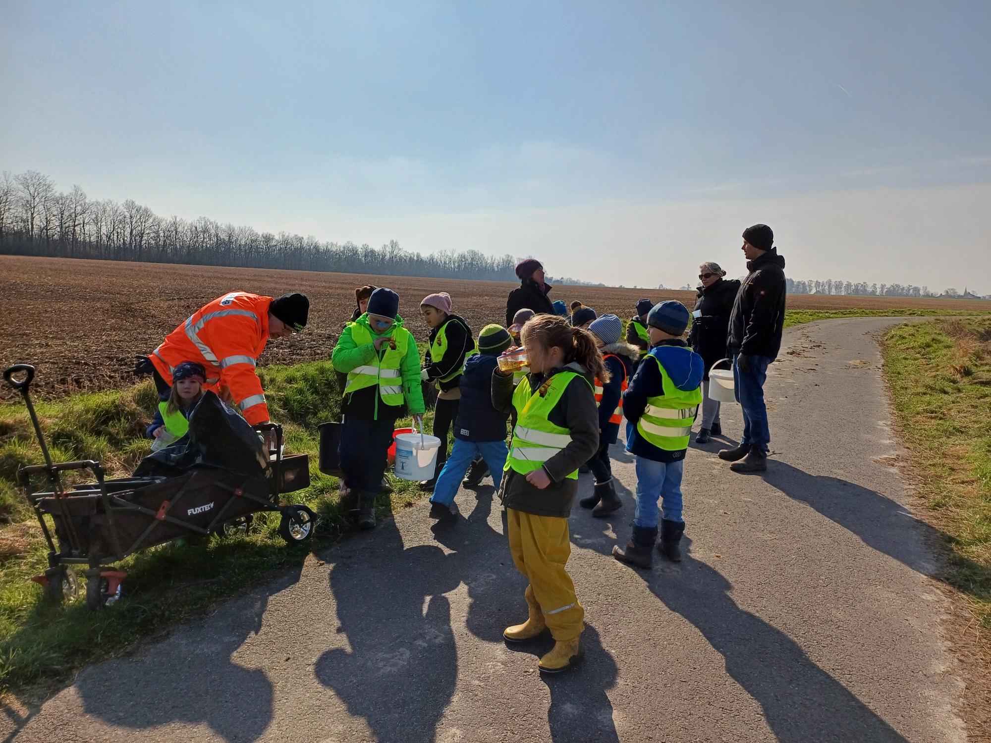 Die Kinderfeuerwehr räumt in Lühnde mit auf