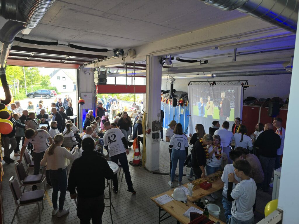 Was für ein Auftakt: Public Viewing in Lühnde wird in doppelter Hinsicht zum Erfolg!