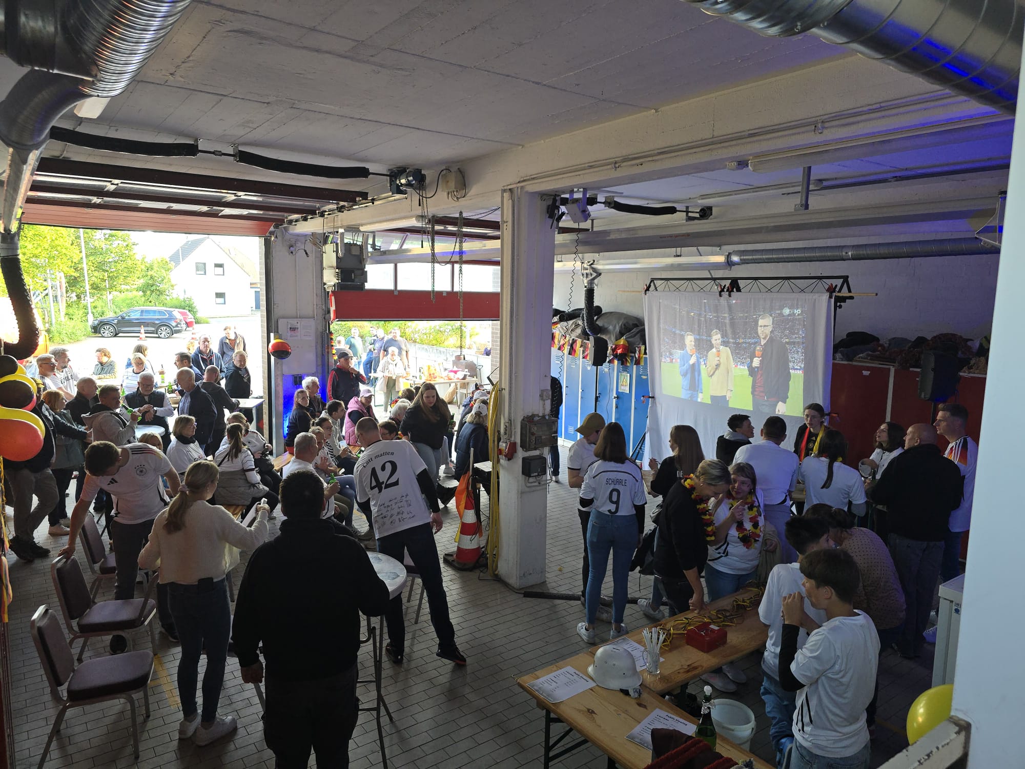 Was für ein Auftakt: Public Viewing in Lühnde wird in doppelter Hinsicht zum Erfolg!