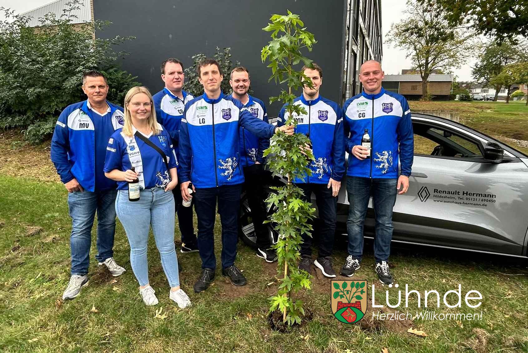 TuS Lühnde pflanzt Amberbaum im Rahmen der Baum-Pflanz-Challenge 2025
