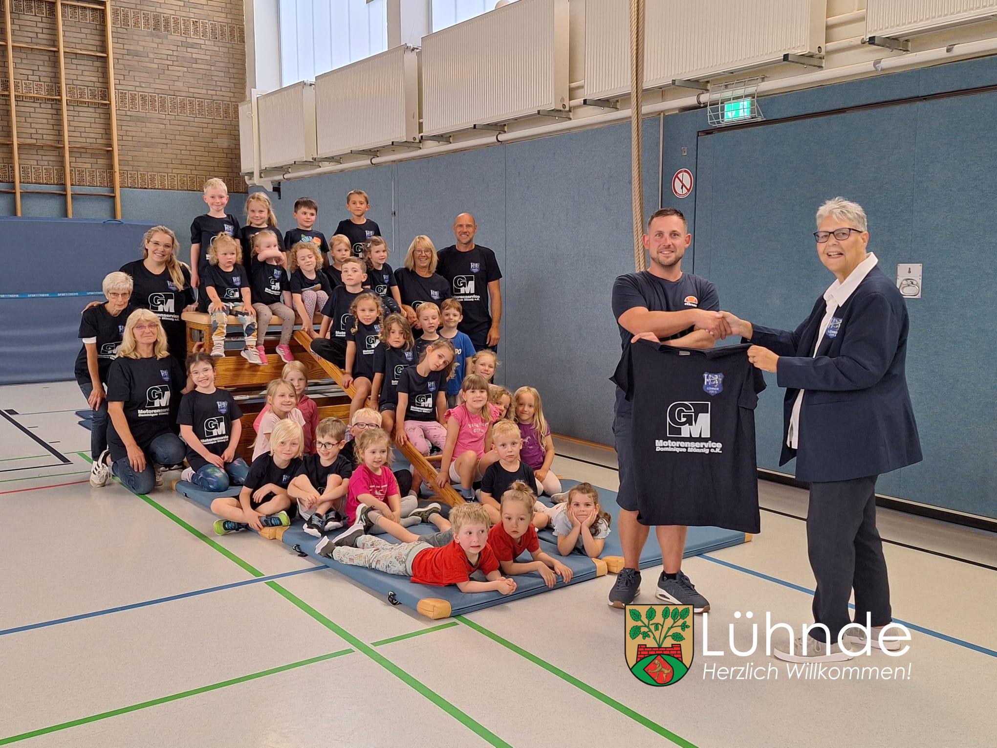 Neue T-Shirts für die Kinderturngruppen des TuS Lühnde